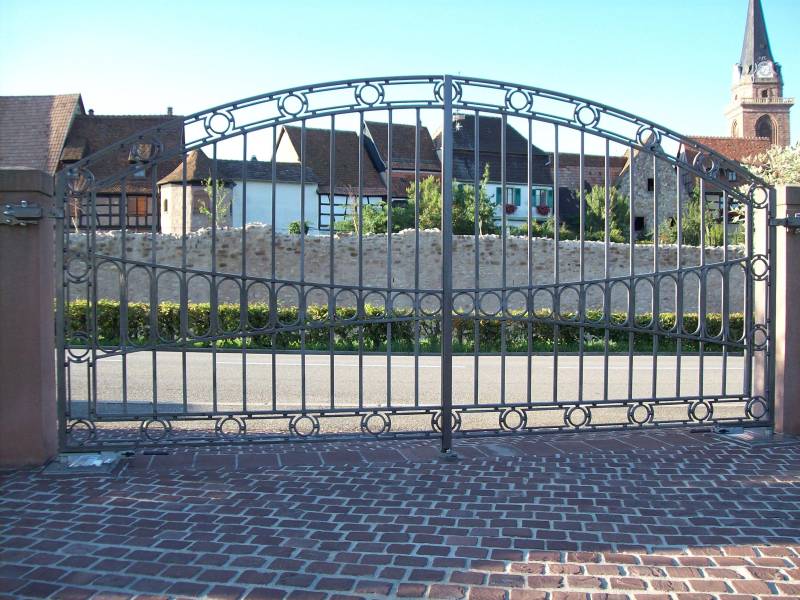 Conception d'un portail battant métallique avec motif sur-mesure près de Strasbourg